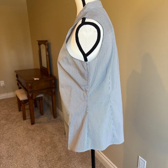 Reitmans black and white pinstripe sleeveless button down top shirt blouse - Picture 5 of 11